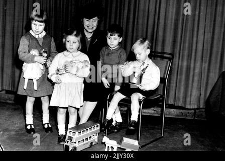 Dr. Helen Keller With London War-Blinded Babies - Dr. Helen Keller with some of the children. Left to right: Neville Page (blinded by a rocket at Woolwich), Faye Tomlinson (who last her sight after being ill with measles), Johnny Jarvis (blinded by a rocket at Plaistow) and Michael Worsley (blinded by a flying bomb at Streatham). Dr. Helen Keller, the famous American authoress who is deaf and blind, asked to be allowed to make the acquaintance of some war-blinded children while on her visit to London. November 3, 1946. (Photo by L.N.A.). Stock Photo