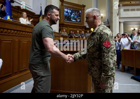 Kyiv, Ukraine. 28th July, 2022. Ukrainian President Volodymyr Zelenskyy, left, presents state awards to service members marking Ukrainian Statehood Day at the Verkhovna Rada parliament, July 28, 2022 in Kyiv, Ukraine. Credit: Ukrainian Presidential Press Office/Ukraine Presidency/Alamy Live News Stock Photo