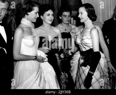 Actress Get Together At Embassy Reception - Italian screen actress Lie Amanda (left) and Gina Lollobrigidia (second from left) chat with British actress Vivian Leigh (right) during the reception held at the Italian Embassy in honour of the Venice Film Show and the presentation of the Biennale's Awards. June 21, 1952. Stock Photo