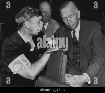 Informal Conference - Mrs. Eleanor Roosevelt speaks as Secretary of State George C. Marshall (right) and Francis B. Sayre (center) alternate representative on the U.S. United Nations delegation, listen during informal huddle today at the United Nations Assembly. September 17, 1947. (Photo by AP Wirephoto). Stock Photo