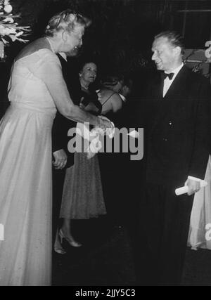Mrs. Roosevelt's 2,000 Handshakes. Mrs. Roosevelt greets Dag Hammarskjold, secretary -general of the United Nations. Mrs. Eleanor Roosevelt overcame her shyness of social events to act as hostess at a dinner given by the city of New York to mark the tenth session of the U.N. General Assembly. She seemed in high spirits and had a few words and a handshake for each of the 2,000 guests at the Waldrof Astoria Hotel. October 1, 1955. (Photo by Paul Popper, Paul Popper Ltd.). Stock Photo