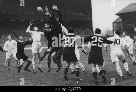 Rugby - All Blacks Defeat London Counties The All Blacks Two All Blacks leap high but fail to get the ball in a line out. New Zealand's Rugby touring team - defeated London Counties 11 points to nil in the match at Twickenham. November 07, 1953. (Photo by Sport & General Press Agency, Limited). Stock Photo