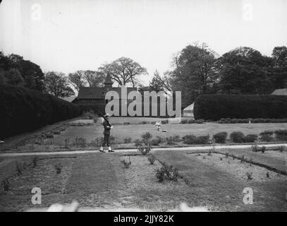 Military Guard At Roosevelt Grave. This is a general view of the grave of President Franklin D. Roosevelt (center, marked by flowers) in the rose garden of the Roosevelt estate at Hyde Park, N.Y., April 21. On sentry duty is Pfc. John J. Hund. The barns and other buildings of the estate are in background. April 23, 1945. (Photo by Associated Press Photo). Stock Photo