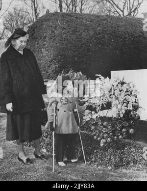 Poster Girl At FDR's Grave - Mary Kosloski, 5, of Collierville, Tenn., the 1955 March of Dimes poster Girl, looks at the grave of the late President Franklin D. Roosevelt after placing a wreath there today. With the youngster is Mr. Franklin D. Roosevelt, who accompanied the child to the grave for the ceremony marking the 73rd birthday anniversary of the former president and founder of the National Foundation for Infantile Paralysis. January 30, 1955. (Photo by AP Wirephoto). Stock Photo