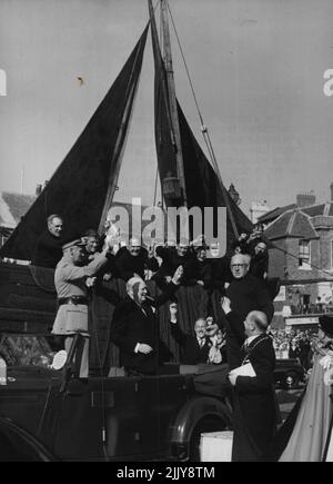 Winkle Up -- At the presentation is made a Cary Goes up from the Fisherman 'Winkles UP' and Sir Winston and Lord Montgomery hold their Winkles Aloft. Sir Winston Churchill, and Lord Montgomery photographed in Hastings yesterday where Mr. Bunk Harffey, secretary of the 'Winkle Club' presented Sir Winston with a normal-size winkle of sold gold. The Winkle Club is a charity run by lifeboatmen and fisherman. Members meeting each other challenge each other to produce the winkle badge, failure to do so results in a fine. September 08, 1955. (Photo by Paul Popper, Paul Popper Ltd.). Stock Photo