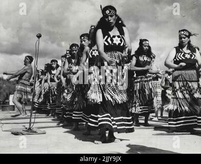 ***** wahines (Maori women) singing an action song. Maori women dance during ***** Bernard Freyberg, VC, Governor-General and Lady Freyberg. January 5, 1953. (Photo by The N.Z.Herald). Stock Photo