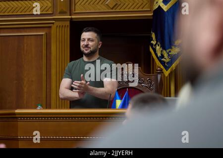 Kyiv, Ukraine. 28th July, 2022. Ukrainian President Volodymyr Zelenskyy, applauds during the speech by Lithuanian President Gitanas Nauseda at the Verkhovna Rada parliament, July 28, 2022 in Kyiv, Ukraine. Credit: Ukrainian Presidential Press Office/Ukraine Presidency/Alamy Live News Stock Photo