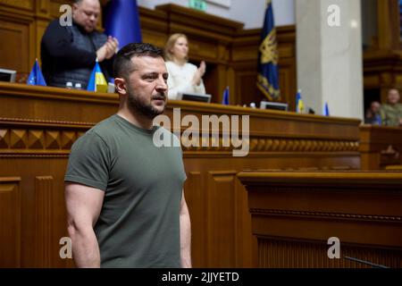 Kyiv, Ukraine. 28th July, 2022. Ukrainian President Volodymyr Zelenskyy, stands during a ceremony at the Verkhovna Rada parliament, July 28, 2022 in Kyiv, Ukraine. Credit: Ukrainian Presidential Press Office/Ukraine Presidency/Alamy Live News Stock Photo