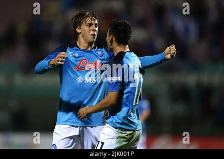 Foto Alessandro Garofalo/LaPresse27 Luglio 2022 Castel di Sangro, Italia - SSC Napoli vs Adana Demirspor - amichevole estive Stadio Teofilo Patini. Nella foto: Hirving Lozano (SSC Napoli); esulta dopo il gol 2-2 July 27, 2022 Castel di Sangro, Italy - SSC Napoli vs Adana Demirspor, sport soccer, summer friendly match Teofilo Patini stadium. In the pic: Hirving Lozano (SSC Napoli); celebrates after scoring goal 2-2 Credit: PRESSINPHOTO SPORTS AGENCY/Alamy Live News Stock Photo