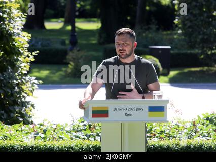 Non Exclusive: KYIV, UKRAINE - JULY 28, 2022 - President of Ukraine Volodymyr Zelenskyy attends the joint press meeting with President of the Republic Stock Photo