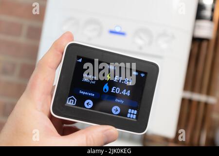 Torquay, UK. Friday 29 July 2022. Showing a smart meter as the British government will give all households in England, Scotland and Wales £400 to help with rising fuel bills this autumn. Credit: Thomas Faull/Alamy Live News Stock Photo