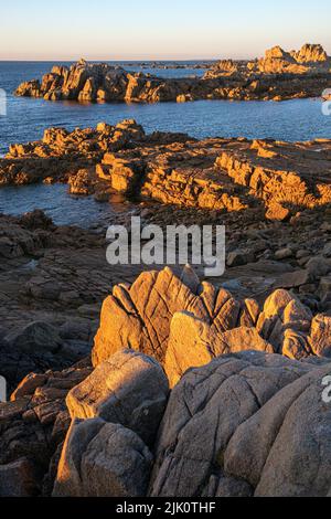 Last light on the rocky coast near Fort Hommet, Vazon Bay, Guernsey, Channel Islands Stock Photo