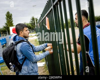 2022-07-29 12:36:40 TER APEL - Asylum seekers are given lunch at the application centre. One in three employees of the Central Agency for the Reception of Asylum Seekers (COA) in Ter Apel is sick at home due to excessive work pressure. It has been so busy at Ter Apel lately that people even had to sleep in the open air. ANP SEM VAN DER WAL netherlands out - belgium out Stock Photo