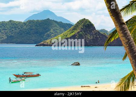 Mahoro Island white sand beach with Masare and Pahepa Islands beyond, Mahoro, Siau, Sangihe Archipelago, North Sulawesi, Indonesia Stock Photo