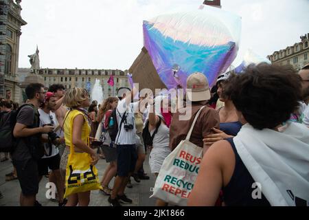 July 29, 2022, Turin, Piedmont/Turin, Italy: Young people protest during the Climate Social Camp March on July 29, 2022 in Turin, Italy. Fridays For Future is a global climate strike movement by school students that was mediatised in August 2018 with Swedish pupil Greta Thunberg. (Credit Image: © Alberto Gandolfo/Pacific Press via ZUMA Press Wire) Stock Photo