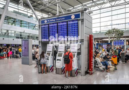 Duesseldorf, North Rhine-Westphalia, Germany - Duesseldorf Airport, vacationers wait with suitcases at the check-in counter on the day of the warning Stock Photo