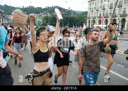 July 29, 2022, Turin, Piedmont/Turin, Italy: Young people protest during the Climate Social Camp March on July 29, 2022 in Turin, Italy. Fridays For Future is a global climate strike movement by school students that was mediatised in August 2018 with Swedish pupil Greta Thunberg. (Credit Image: © Alberto Gandolfo/Pacific Press via ZUMA Press Wire) Stock Photo