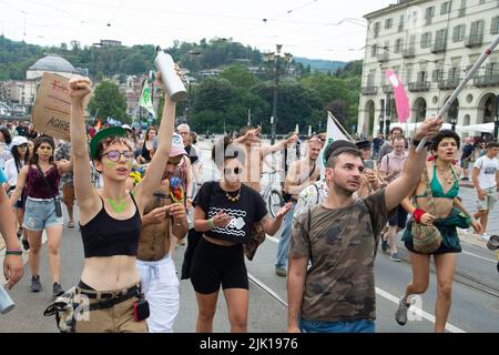 July 29, 2022, Turin, Piedmont/Turin, Italy: Young people protest during the Climate Social Camp March on July 29, 2022 in Turin, Italy. Fridays For Future is a global climate strike movement by school students that was mediatised in August 2018 with Swedish pupil Greta Thunberg. (Credit Image: © Alberto Gandolfo/Pacific Press via ZUMA Press Wire) Stock Photo