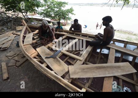 Desi boat making at the Guptar Ghat or Narayan Ghat area along the Ganges. Civil Lines, Kanpur, Uttar Pradesh, India. Stock Photo