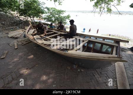 Desi boat making at the Guptar Ghat or Narayan Ghat area along the Ganges. Civil Lines, Kanpur, Uttar Pradesh, India. Stock Photo