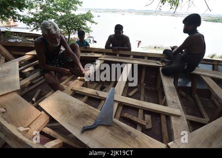 Desi boat making at the Guptar Ghat or Narayan Ghat area along the Ganges. Civil Lines, Kanpur, Uttar Pradesh, India. Stock Photo