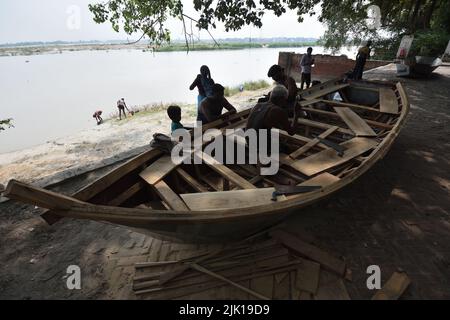 Desi boat making at the Guptar Ghat or Narayan Ghat area along the Ganges. Civil Lines, Kanpur, Uttar Pradesh, India. Stock Photo