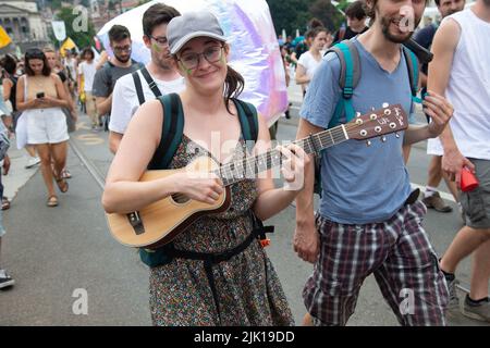 July 29, 2022, Turin, Piedmont/Turin, Italy: Young people protest during the Climate Social Camp March on July 29, 2022 in Turin, Italy. Fridays For Future is a global climate strike movement by school students that was mediatised in August 2018 with Swedish pupil Greta Thunberg. (Credit Image: © Alberto Gandolfo/Pacific Press via ZUMA Press Wire) Stock Photo