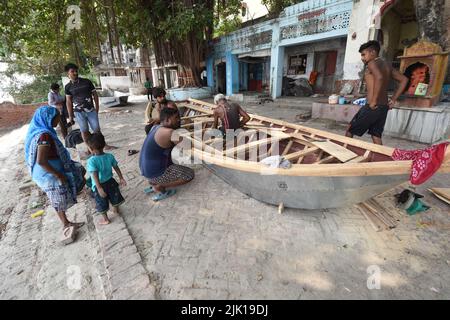 Desi boat making at the Guptar Ghat or Narayan Ghat area along the Ganges. Civil Lines, Kanpur, Uttar Pradesh, India. Stock Photo