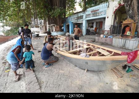 Desi boat making at the Guptar Ghat or Narayan Ghat area along the Ganges. Civil Lines, Kanpur, Uttar Pradesh, India. Stock Photo