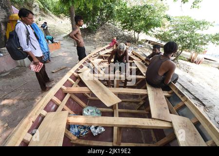 Desi boat making at the Guptar Ghat or Narayan Ghat area along the Ganges. Civil Lines, Kanpur, Uttar Pradesh, India. Stock Photo