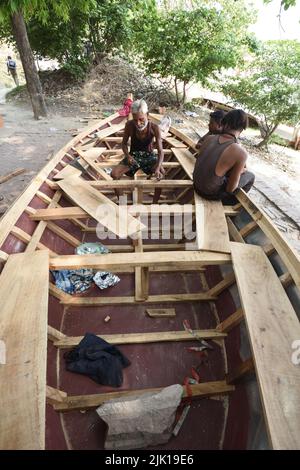 Desi boat making at the Guptar Ghat or Narayan Ghat area along the Ganges. Civil Lines, Kanpur, Uttar Pradesh, India. Stock Photo