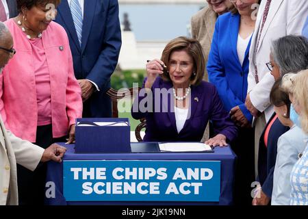 Washington, United States. 29th July, 2022. U.S. House Speaker Nancy Pelosi (D-CA) with members of Congress signs the CHIPS and Science Acton Act the Upper West Terrace on Capitol Hill in Washington on July 29, 2022. Photo by Yuri Gripas/ABACAPRESS.COM Credit: Abaca Press/Alamy Live News Stock Photo