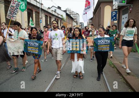 July 29, 2022, Turin, Piedmont/Turin, Italy: Young people protest during the Climate Social Camp March on July 29, 2022 in Turin, Italy. Fridays For Future is a global climate strike movement by school students that was mediatised in August 2018 with Swedish pupil Greta Thunberg. (Credit Image: © Alberto Gandolfo/Pacific Press via ZUMA Press Wire) Stock Photo