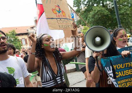 July 29, 2022, Turin, Piedmont/Turin, Italy: Activist Patience Nabukalu protest during the Climate Social Camp March on July 29, 2022 in Turin, Italy. Fridays For Future is a global climate strike movement by school students that was mediatised in August 2018 with Swedish pupil Greta Thunberg. (Credit Image: © Alberto Gandolfo/Pacific Press via ZUMA Press Wire) Stock Photo