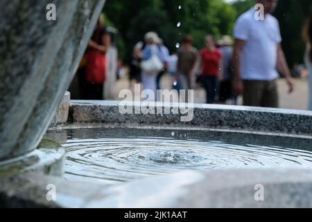 Green Park, London, UK. 29th July 2022. UK Weather: drought warnings for parts of the UK. water fountain in Green Park, London. Credit: Matthew Chattle/Alamy Live News Stock Photo