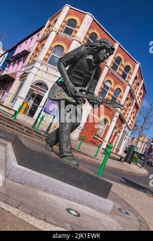 Ireland, County Donegal, Ballyshannon, sculpture of  the late Irish rock guitarist Rory Gallagher by Scottish artist David Annand completed in 2010. Stock Photo