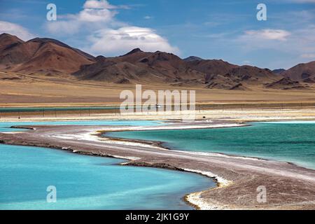 (220729) -- BEIJING, July 29, 2022 (Xinhua) -- Photo taken on April 12, 2022 shows the scenery of Oma Lake in Gerze County of Ngari, southwest China's Tibet Autonomous Region.  (Xinhua/Jiang Fan) Stock Photo