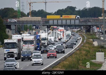Munich, Germany. 29th July, 2022. Autobahn A99 on July 29, 2022 after the start of the summer holidays in Bavaria and Baden-Wuerttemberg. Dense and hesitant traffic, traffic jams in the direction of Munich South at the height of Aschheim. ?SVEN SIMON Photo Agency GmbH & Co. Press Photo KG # Princess-Luise-Str. 41 # 45479 M uelheim/R uhr # Tel. 0208/9413250 # Fax. 0208/9413260 # GLS Bank # BLZ 430 609 67 # Account 4030 025 100 # IBAN DE75 4306 0967 4030 0251 00 # BIC GENODEM1GLS # www.svensimon.net. Credit: dpa picture alliance/Alamy Live News Stock Photo