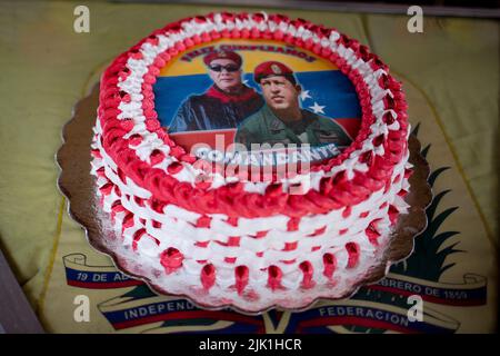 Caracas, Venezuela. 28th July, 2022. A cake with the image of the late former president of Venezuela Hugo Chavez is presented in celebration of his birthday in the area 23 de Enero. Credit: Pedro Rances Mattey/dpa/Alamy Live News Stock Photo