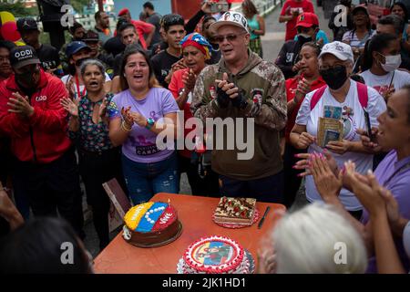 Caracas, Venezuela. 28th July, 2022. Supporters of the late former president of Venezuela Chavez celebrate the day Chavez would have turned 68 with a cake in Venezuelan colors in the 23 de Enero neighborhood. Credit: Pedro Rances Mattey/dpa/Alamy Live News Stock Photo