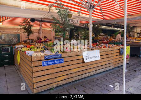 Munich, Germany - July 6, 2022: Vegetable stand at the Viktualienmarkt. The stall designation in form of street signs on the counter. Fresh market in Stock Photo