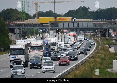 Munich, Germany. 29th July, 2022. Autobahn A99 on July 29, 2022 after the start of the summer holidays in Bavaria and Baden-Wuerttemberg. Dense and hesitant traffic, traffic jams in the direction of Munich South at the height of Aschheim. ?SVEN SIMON Photo Agency GmbH & Co. Press Photo KG # Princess-Luise-Str. 41 # 45479 M uelheim/R uhr # Tel. 0208/9413250 # Fax. 0208/9413260 # GLS Bank # BLZ 430 609 67 # Account 4030 025 100 # IBAN DE75 4306 0967 4030 0251 00 # BIC GENODEM1GLS # www.svensimon.net. Credit: dpa picture alliance/Alamy Live News Stock Photo