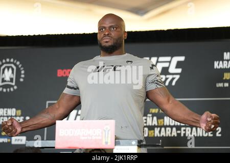 Dallas, Texas, USA 29th July, 2022. DALLAS, TX - JULY 29: Derrick Lewis steps on the scale for the official fight weigh-in at Hyatt Regency Dallas for UFC 277: PeÃ±a v Nunes 2 on July 29, 2022 in Dallas, Texas, United States. Credit: ZUMA Press, Inc./Alamy Live News Stock Photo