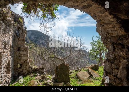 A ruined house at the famous path of the Gods at the Amalfi coast, Southern Italy Stock Photo