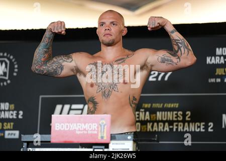 Dallas, Texas, USA. 29th July, 2022. ANTHONY SMITH steps on the scale for the official fight weigh-in at Hyatt Regency Dallas for UFC 277: Pena v Nunes 2. Credit: ZUMA Press, Inc./Alamy Live News Stock Photo
