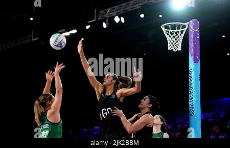 Northern Ireland's Emma Magee shoots ahead of New Zealand's Phoenix Karaka during the Pool B match between New Zealand and Northern Ireland at The NEC on day one of 2022 Commonwealth Games in Birmingham. Picture date: Friday July 29, 2022. Stock Photo