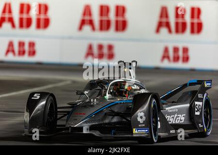 05 VANDOORNE Stoffel (bel), Mercedes-EQ Silver Arrow 02, action during the 2022 London ePrix, 9th meeting of the 2021-22 ABB FIA Formula E World Championship, on the ExCeL London from July 30 to 31, in London, United Kingdom - Photo: Cl.. Stock Photo