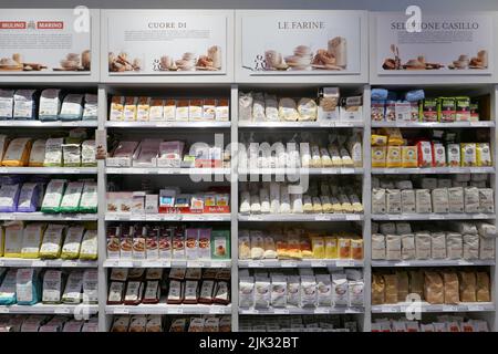 PACKETS VARIOUS TYPES OF FLOUR ON A SHELF INSIDE THE EATALY FOOD STORE Stock Photo
