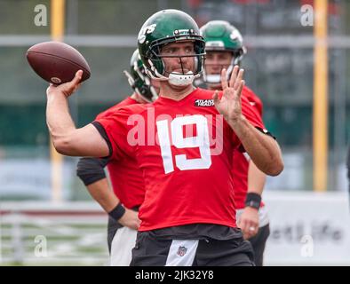 July 29, 2022, Florham Park, New Jersey, USA: New York Jets' guard Laken  Tomlinson (78) and offensive linemen Max Mitchell (61) playfully exchange a  handoff before practice during Jets training camp at