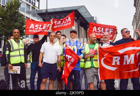London, UK. 30th July, 2022. Picket at Paddington Station. Train drivers' union ASLEF (Associated Society of Locomotive Engineers and Firemen) have staged a strike over pay. Credit: ZUMA Press, Inc./Alamy Live News Stock Photo
